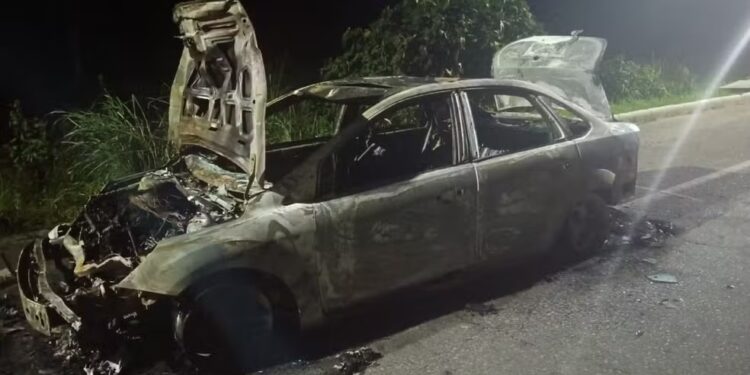 Ciclista morre atropelado, motorista é agredido e carro incendiado na Região dos Lagos