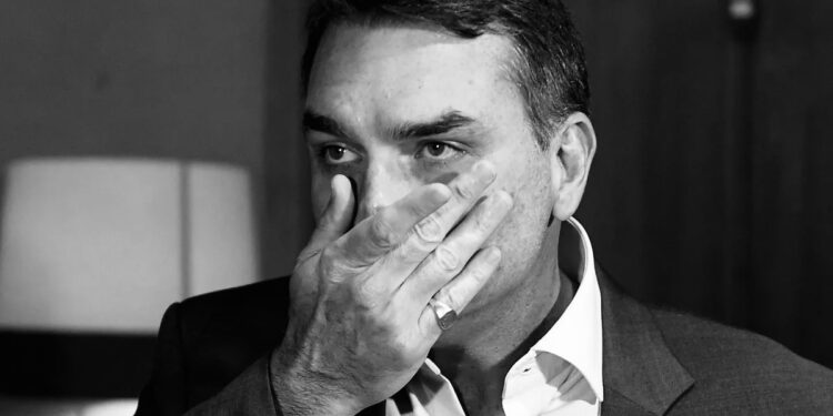 Flávio Bolsonaro é intimado pela PF a entregar passaportes e fica proibido de deixar o Brasil