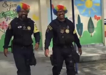 Ronda Escolar de farda e peruca colorida