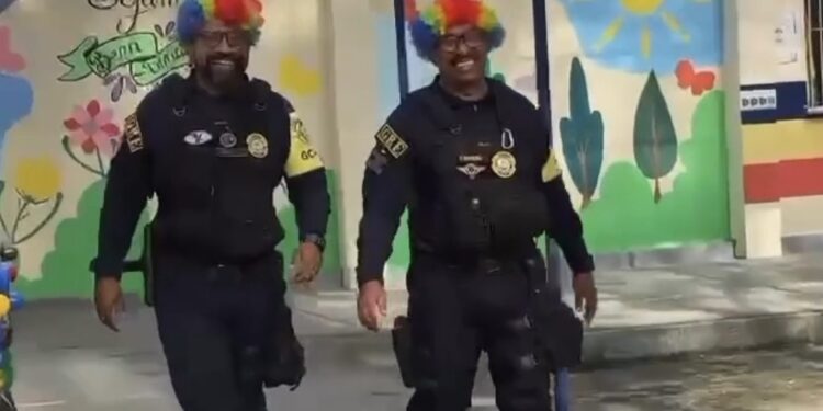 Ronda Escolar de farda e peruca colorida